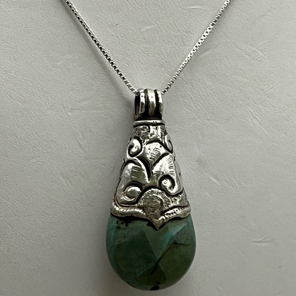 Elegant Turquoise GemStone Silver Necklace with Vintage Design